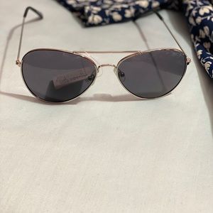 🌼 Blue-Tinted Aviator Sunglasses